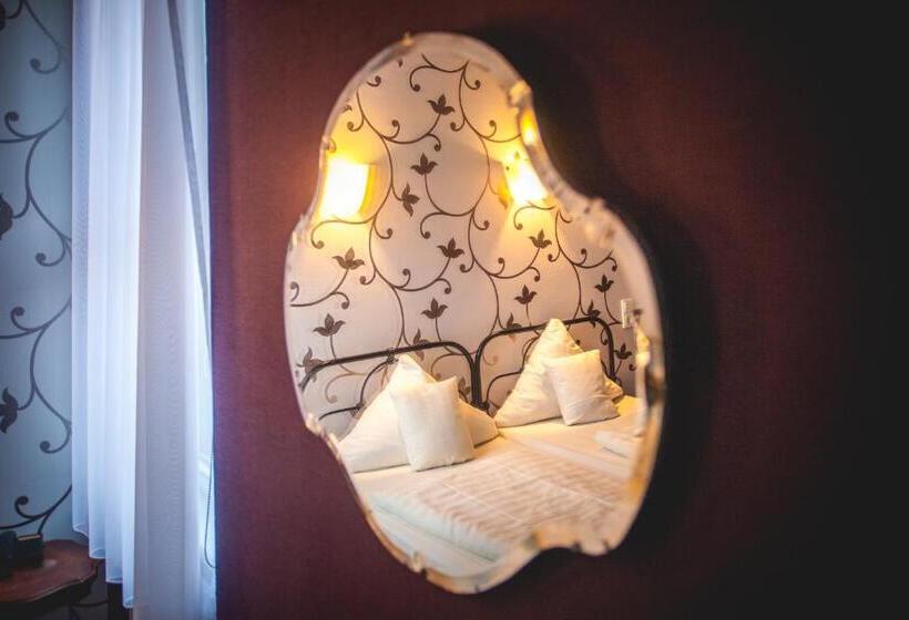 חדר קומפורט, Alexander