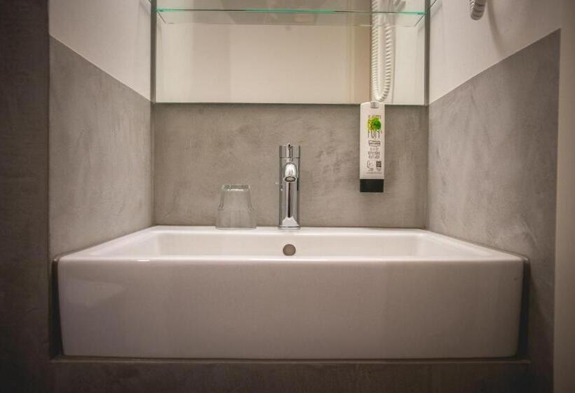 חדר קומפורט יחיד, Alexander