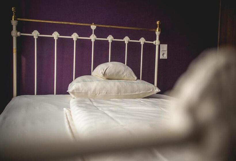 חדר קומפורט יחיד, Alexander