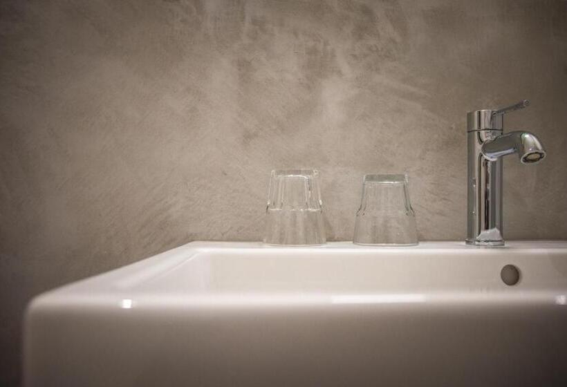 חדר קומפורט יחיד, Alexander