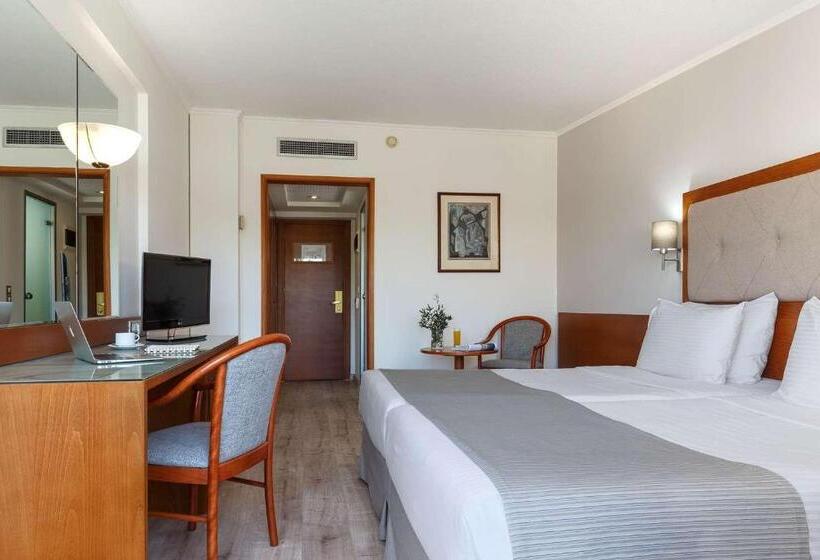 חדר סטנדרט נוף לבריכה, Best Western Plus Hotel Plaza