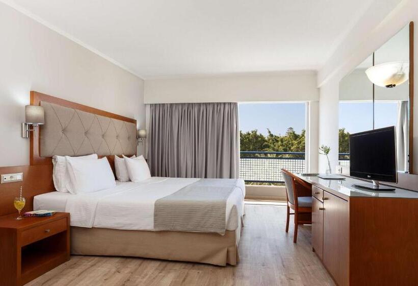 חדר סטנדרט נוף לבריכה, Best Western Plus Hotel Plaza