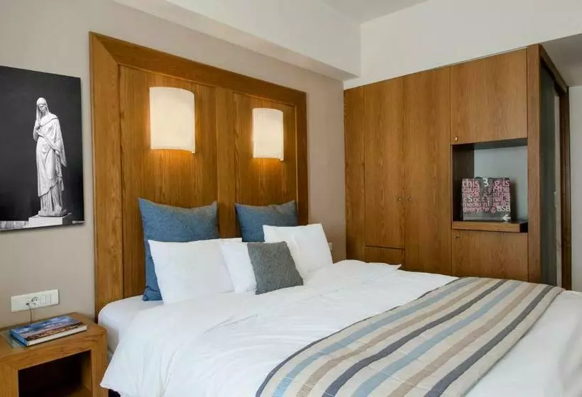 Chambre Familiale Communicante, Hermes
