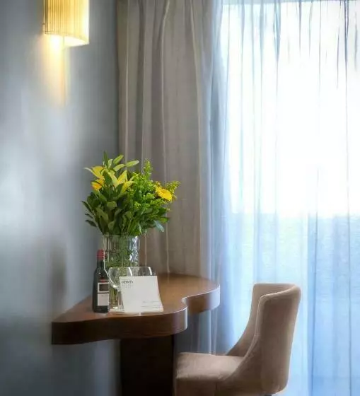 Chambre Familiale Communicante, Hermes