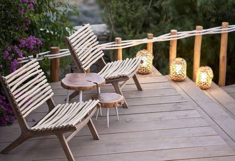 جناح مزود بحمام سباحة, Palladium