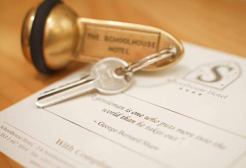 اتاق لوکس, Schoolhouse