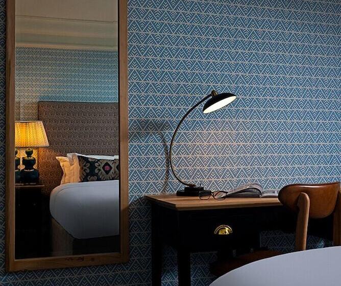 اتاق لوکس یک تخته, Schoolhouse