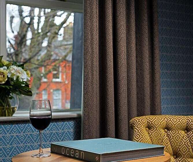 اتاق لوکس یک تخته, Schoolhouse