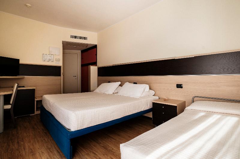 חדר סטנדרט לשלושה, Augustus