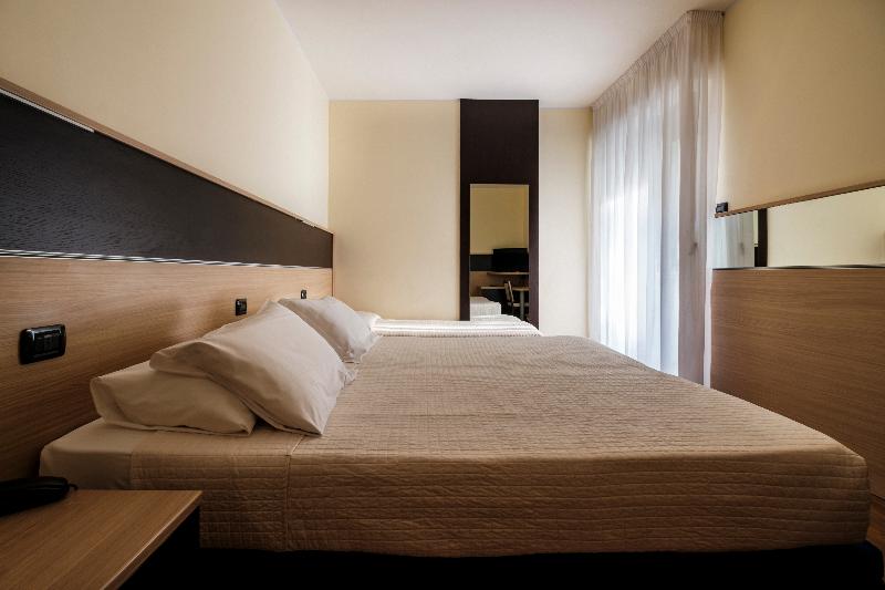 חדר סטנדרט לשלושה, Augustus