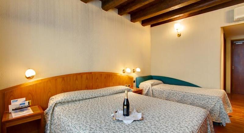 חדר סטנדרט לשלושה, Corot