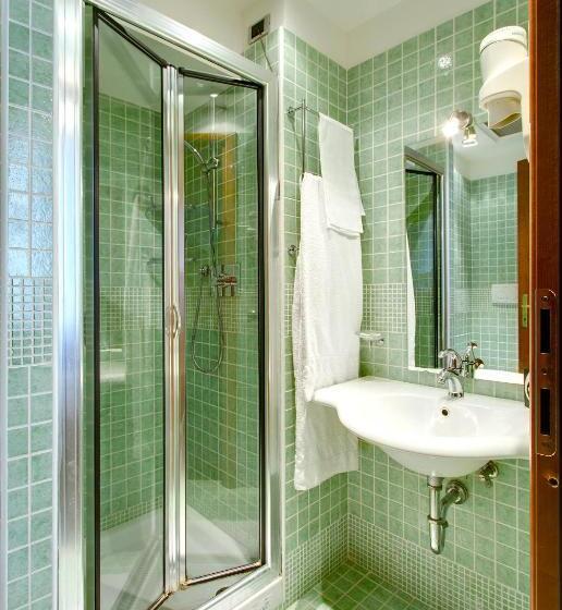 חדר סטנדרט לשלושה, Corot