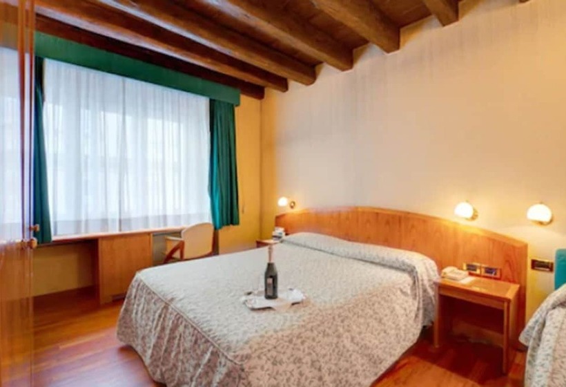 חדר סטנדרט, Corot