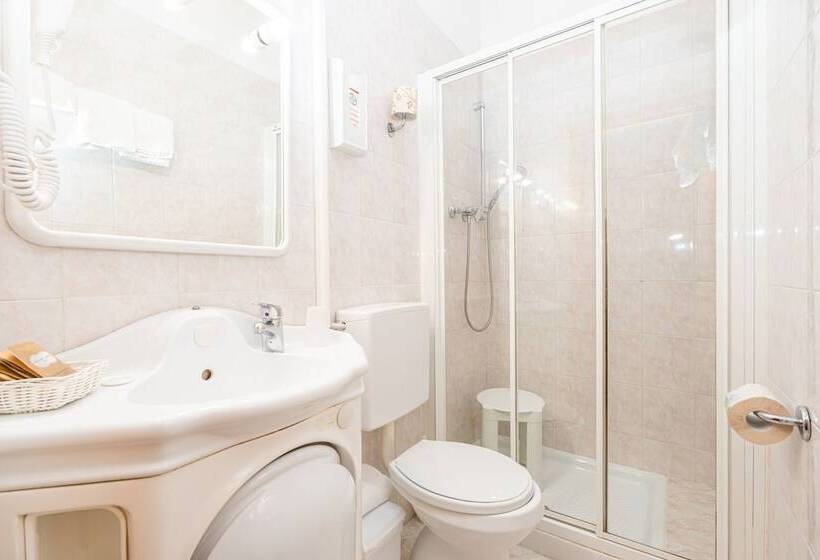 اتاق استاندارد سه نفره, Donatello