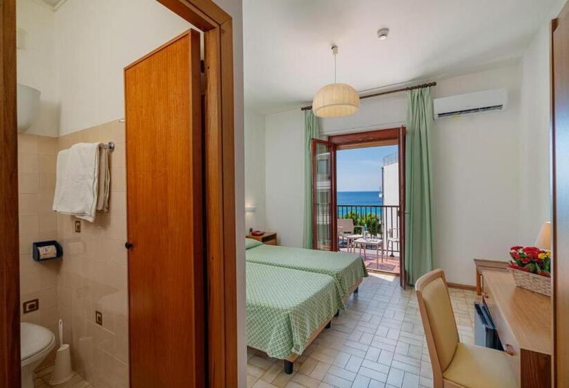 חדר סטנדרט לשלושה עם נוף לגינה, El Balear