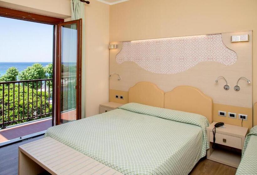 חדר סופריור לשלושה עם נוף לים, El Balear