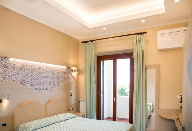 חדר סופריור לשלושה עם נוף לים, El Balear