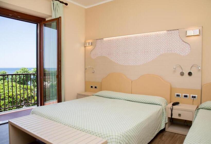 חדר סופריור לשלושה עם נוף לים, El Balear