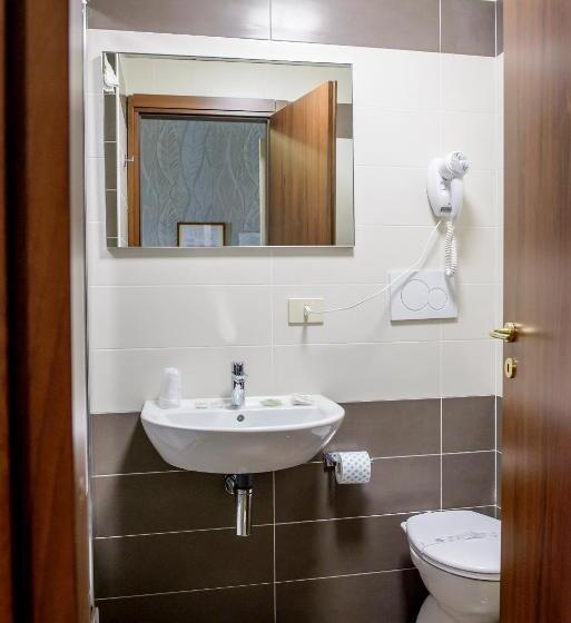 اتاق استاندارد سه نفره, Emmaus