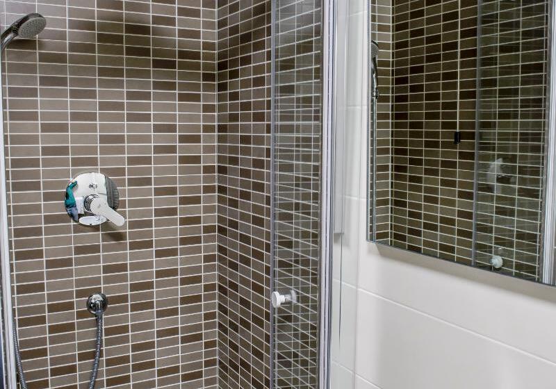 اتاق استاندارد سه نفره, Emmaus