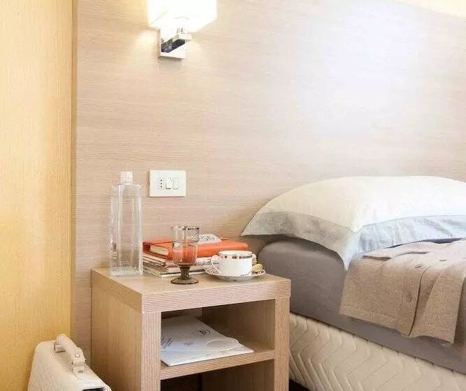 Chambre Classique, First