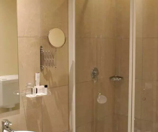 Chambre Supérieure, First