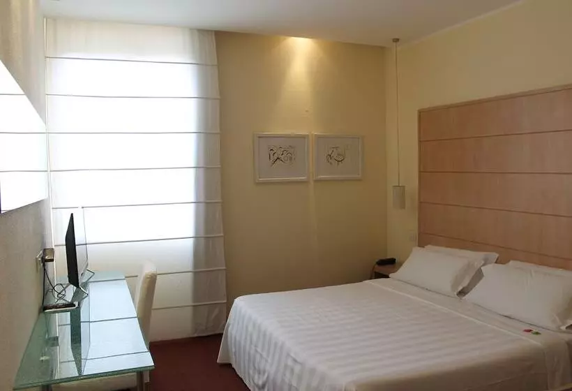 Chambre Supérieure, First
