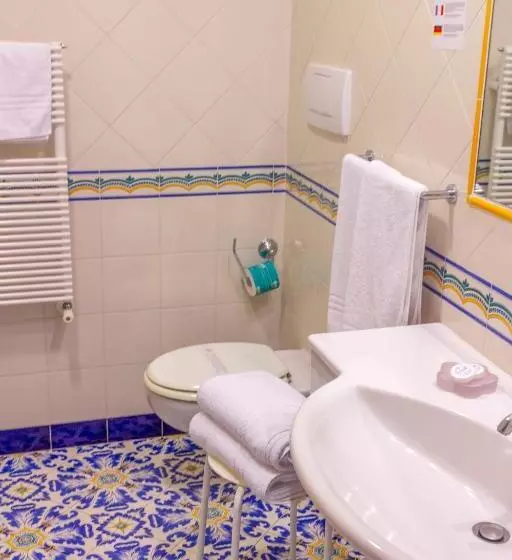 اتاق استاندارد با بالکن و چشم‌انداز دریا, Grand Hotel Hermitage