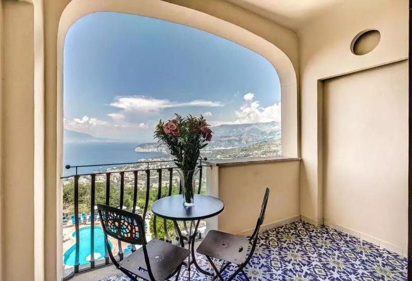 اتاق استاندارد با بالکن و چشم‌انداز دریا, Grand Hotel Hermitage