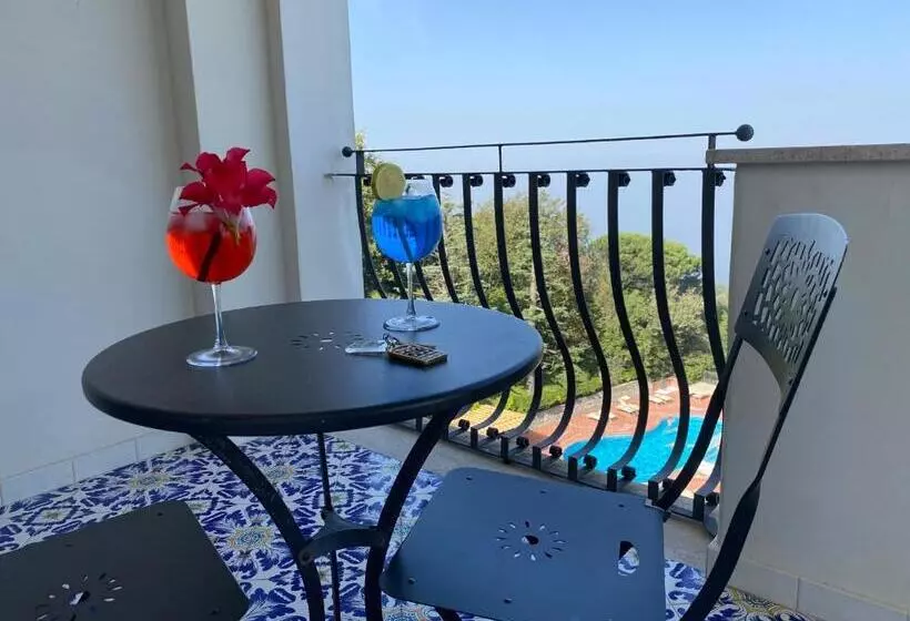 اتاق استاندارد با بالکن و چشم‌انداز دریا, Grand Hotel Hermitage
