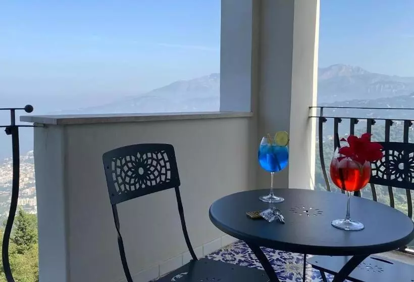 اتاق استاندارد با بالکن و چشم‌انداز دریا, Grand Hotel Hermitage
