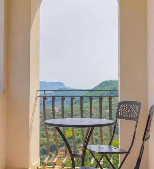 اتاق استاندارد با بالکن و چشم‌انداز دریا, Grand Hotel Hermitage