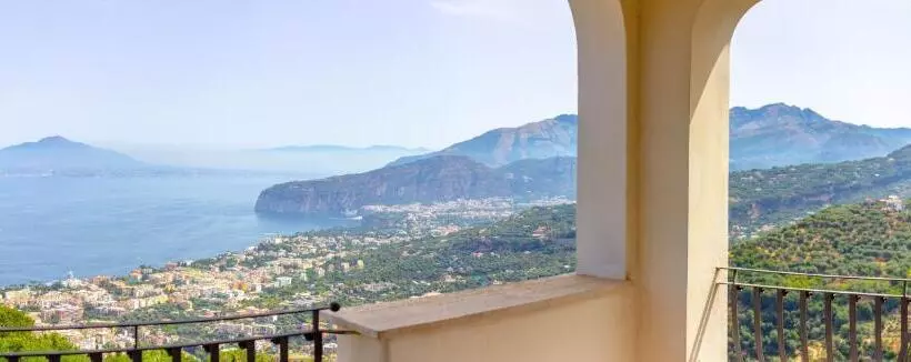 اتاق استاندارد با بالکن و چشم‌انداز دریا, Grand Hotel Hermitage
