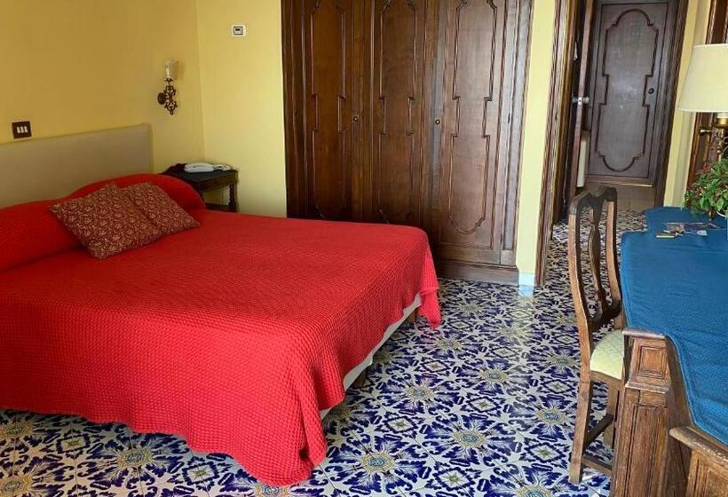 חדר סטנדרט נוף לים עם מרפסת, Grand Hotel Hermitage