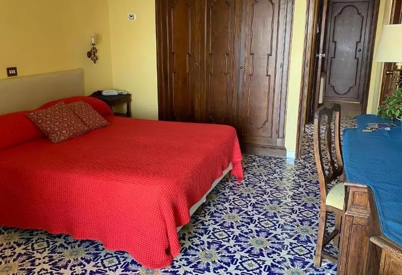 اتاق استاندارد با بالکن و چشم‌انداز دریا, Grand Hotel Hermitage