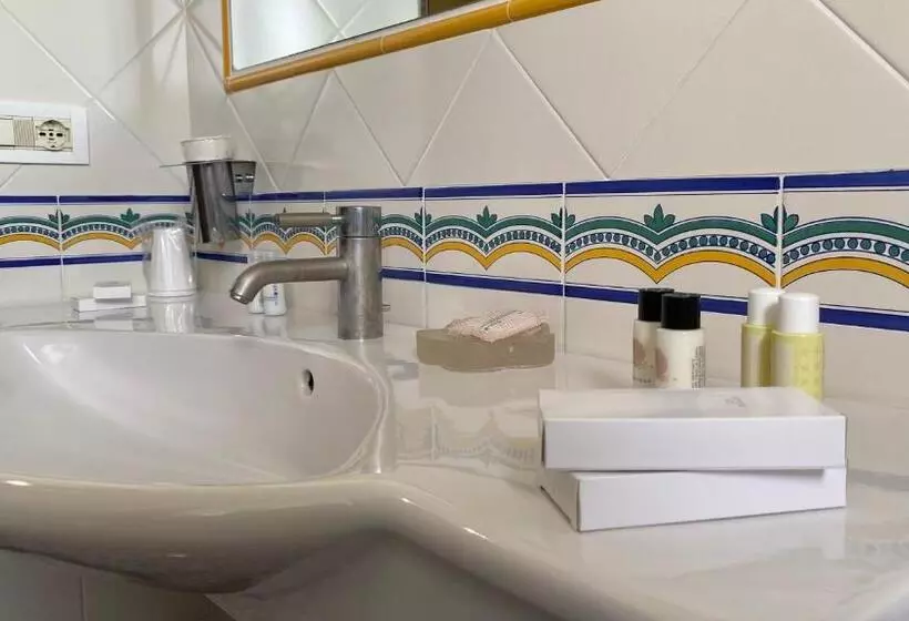 اتاق استاندارد با بالکن و چشم‌انداز دریا, Grand Hotel Hermitage
