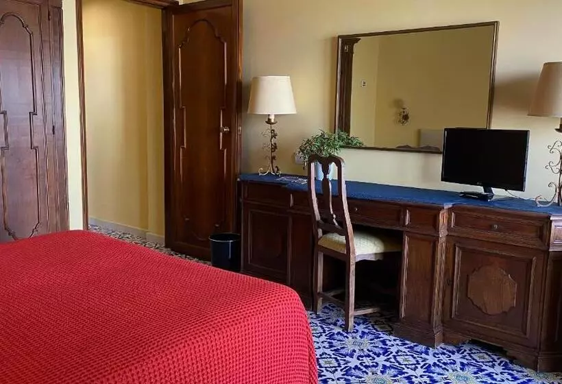 اتاق استاندارد با بالکن و چشم‌انداز دریا, Grand Hotel Hermitage