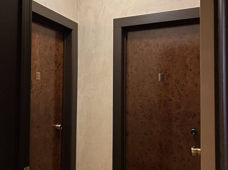 آپارتمان یک خوابه با دری مشترک که هال را جدا می کند., Verdi Boutique