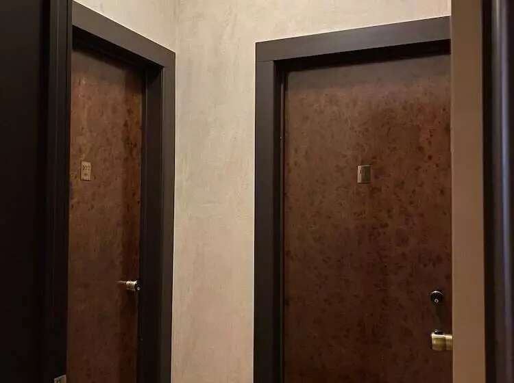 آپارتمان یک خوابه با دری مشترک که هال را جدا می کند., Verdi Boutique