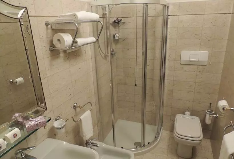 آپارتمان یک خوابه با دری مشترک که هال را جدا می کند., Verdi Boutique