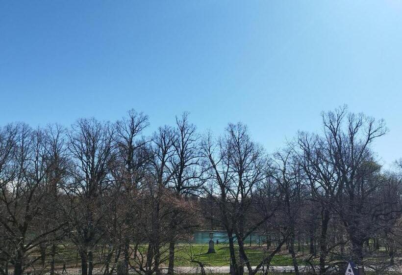 آپارتمان یک خوابه با دری مشترک که هال را جدا می کند., Verdi Boutique