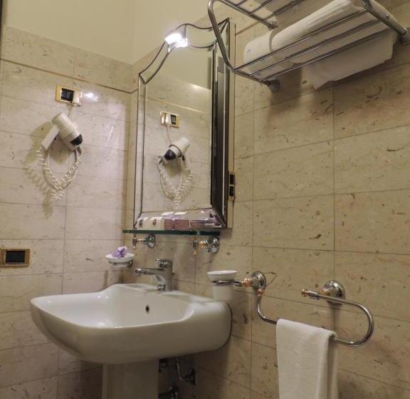 آپارتمان یک خوابه با دری مشترک که هال را جدا می کند., Verdi Boutique
