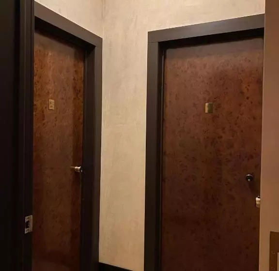 آپارتمان یک خوابه با دری مشترک که هال را جدا می کند., Verdi Boutique