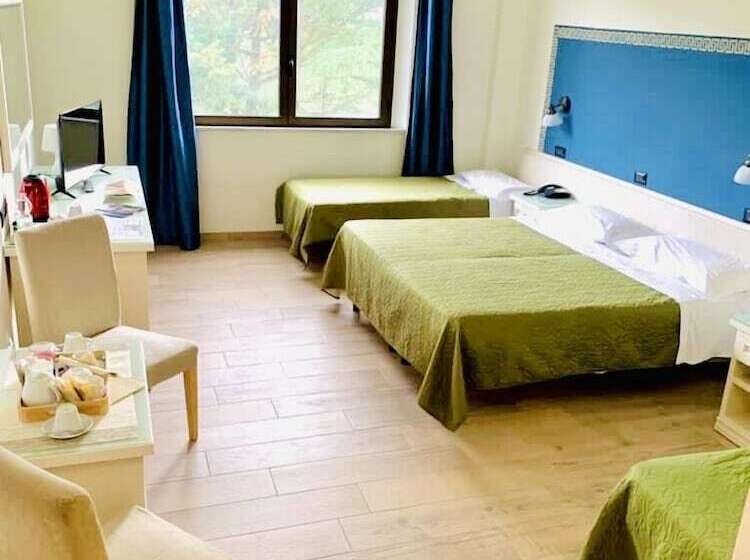 חדר סטנדרט לשלושה, Il Grifo Hotel E Bisteccheria Toscana