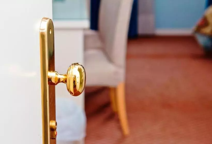 Perhehuone, Il Grifo Hotel E Bisteccheria Toscana