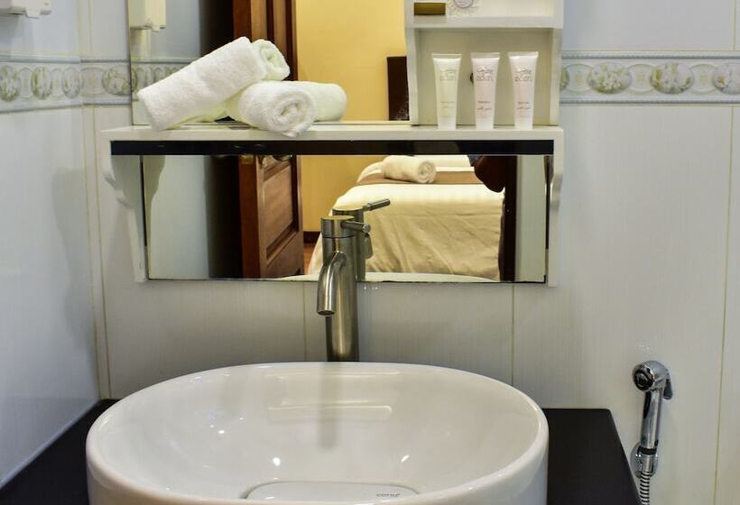 اتاق لوکس, Isle Royal Inn