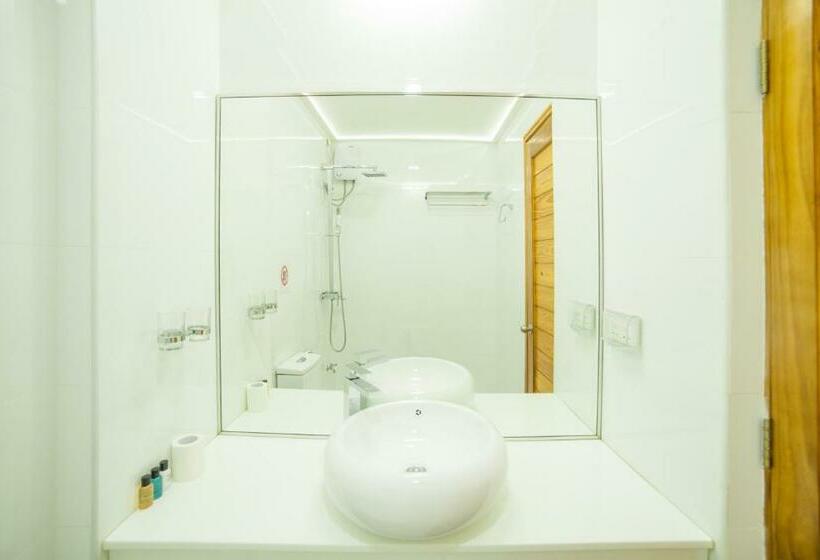 اتاق لوکس, Perla Dhangethi