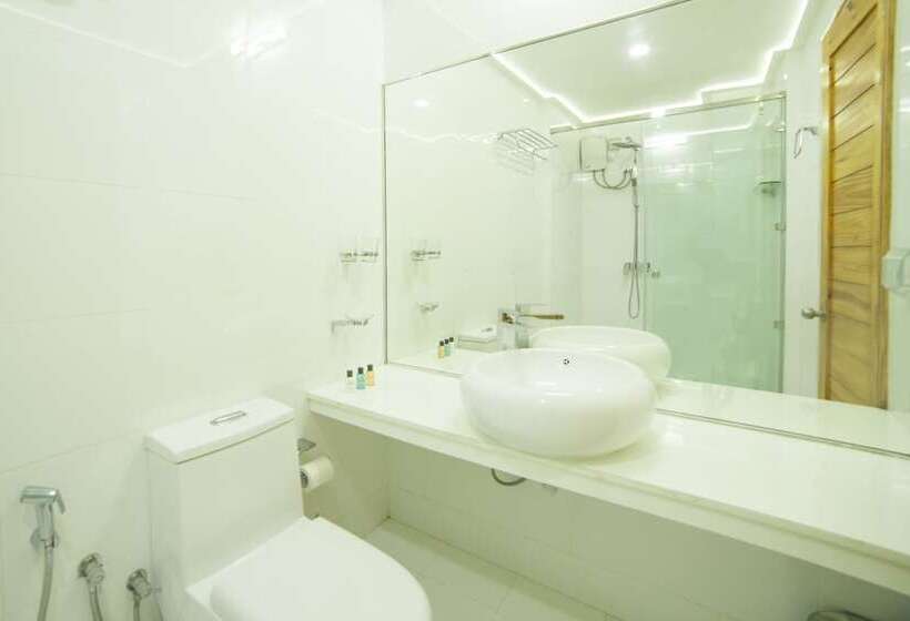 اتاق لوکس, Perla Dhangethi