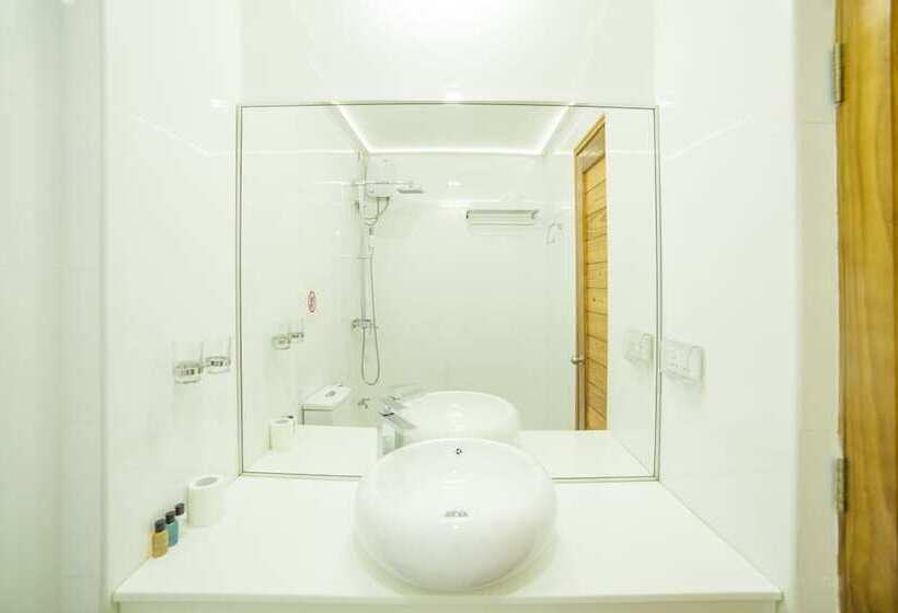 اتاق لوکس, Perla Dhangethi