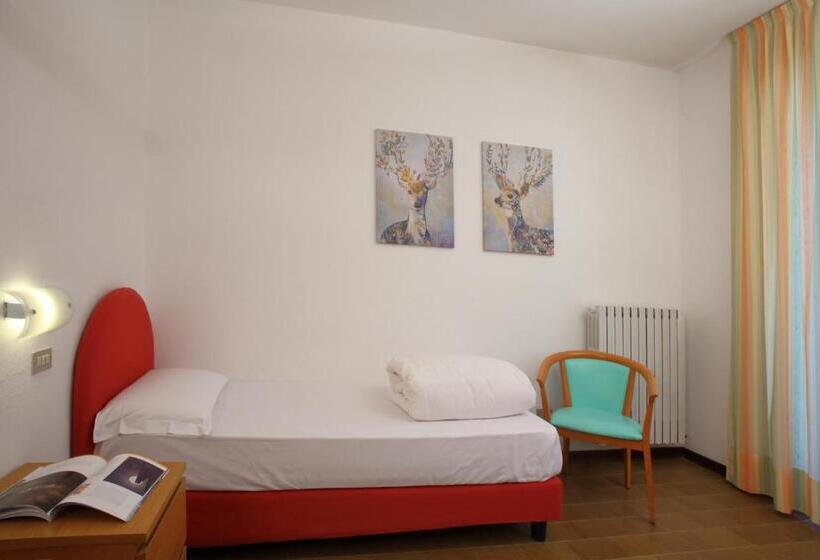 标准三人间, Costaverde Ai Roni